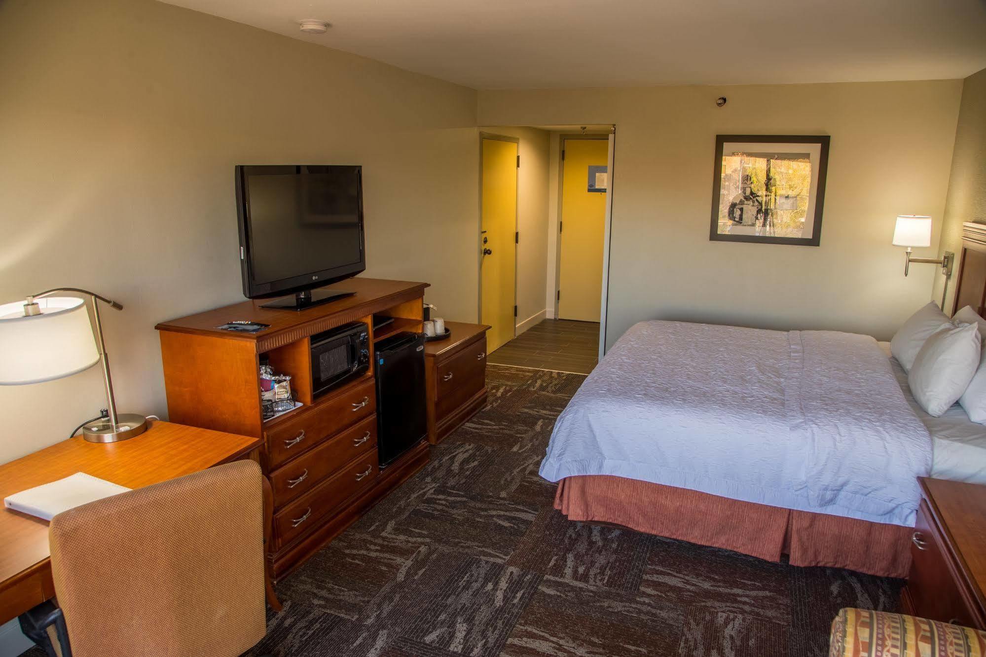 Hampton Inn Oak Ridge Bagian luar foto